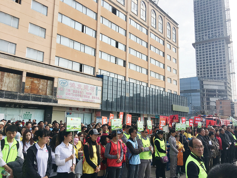 2017年3月5日，是我國第54個學(xué)雷鋒紀(jì)念日。3月份的春天萬物復(fù)蘇，百花齊放。陽光透過淡薄的云層照耀著大地，它的萬道金光愉快地普照著萬物。春風(fēng)拂面,是那么清柔,那么親切,就像是雷鋒的精神一直溫暖著、鼓舞著我們!